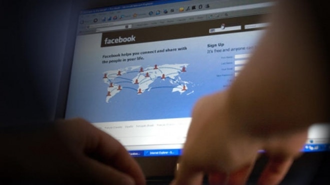 social media Facebook computer